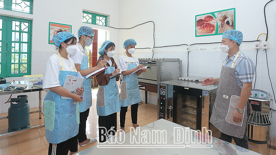 Giờ học làm bánh theo kỹ thuật Nhật Bản tại Trường cấp 3 Nông nghiệp (thuộc Trường Cao đẳng Kinh tế và Công nghệ Nam Định).  Bài và ảnh: Việt Thắng