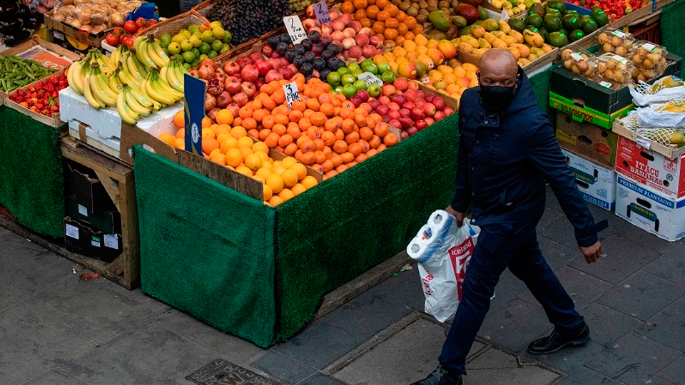 Người dân đi mua sắm tại một khu chợ ở London, Anh. Ảnh: Reuters