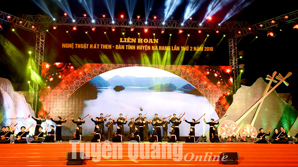 Một tiết mục hát Then được biểu diễn tại Liên hoan hát Then, đàn Tính huyện Na Hang năm 2019. Ảnh: Quốc Việt.