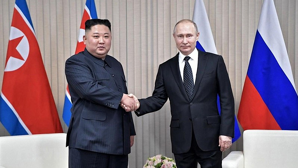 Tổng thống Nga Vladimir Putin (phải) và nhà lãnh đạo Triều Tiên Kim Jong Un tại cuộc gặp ở Vladivostok, Nga, ngày 25/4/2019. (Ảnh: AFP/TTXVN)