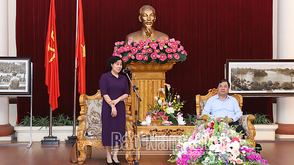 Đồng chí Nguyễn Thị Hương, Tổng Cục trưởng Tổng cục Thống kê phát biểu tại buổi làm việc. Ảnh: Thanh Tuấn