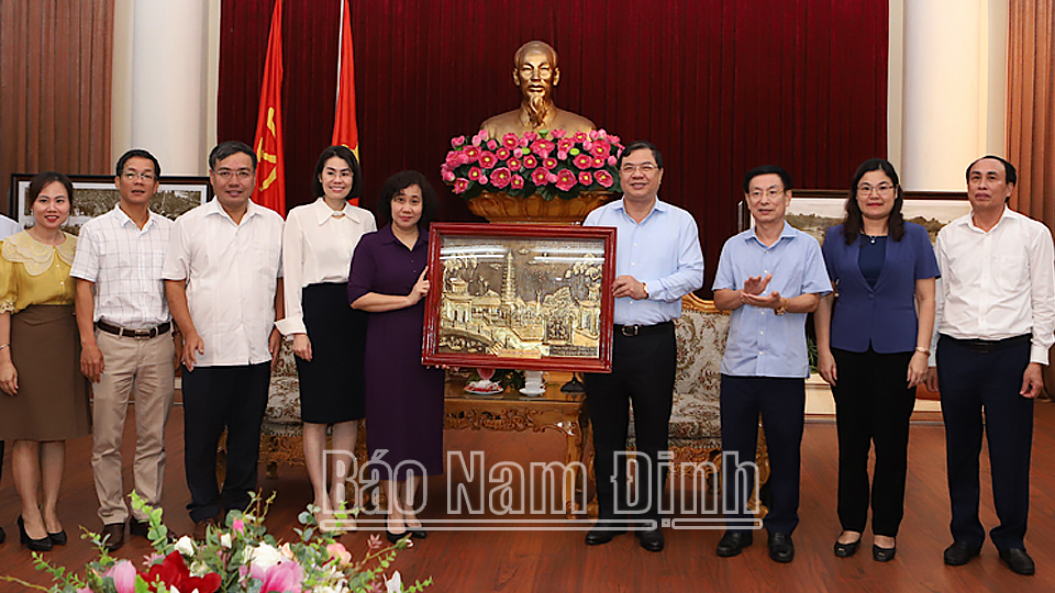 Các đồng chí lãnh đạo tỉnh tặng Đoàn công tác Tổng Cục Thống kê bức tranh Tháp Phổ Minh - biểu tượng của tỉnh Nam Định. Ảnh Thanh Tuấn