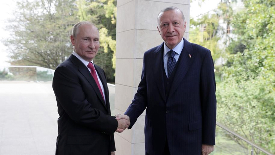 Tổng thống Nga Vladimir Putin (trái) và Tổng thống Thổ Nhĩ Kỳ Recep Tayyip Erdogan tại dinh thự Bocharov Ruchei ở Sochi, Nga, ngày 28-9-2021.  Ảnh: EPA