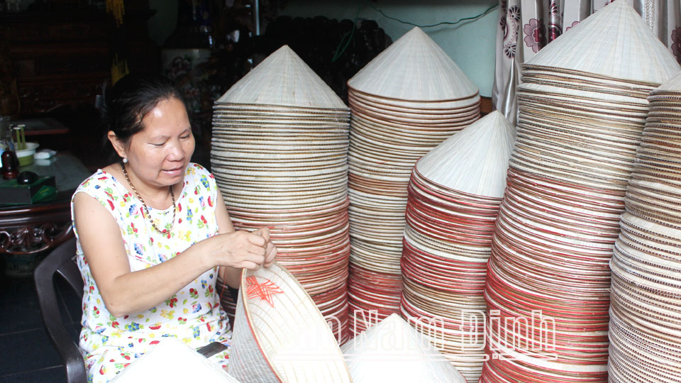 Thôn Đào Khê, xã Nghĩa Châu có hơn 200 hộ dân duy trì, phát triển nghề làm nón lá cho thu nhập ổn định.