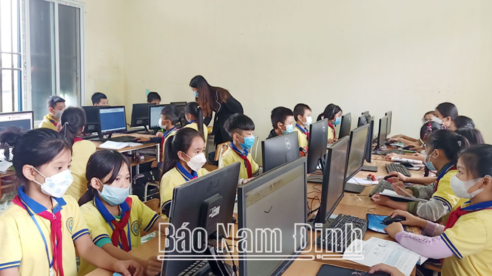 Phòng học môn Tin học của Trường Tiểu học Nam Dương (Nam Trực) được trang bị đầy đủ thiết bị học tập.