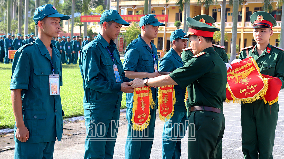 Đại tá Lương Văn Kiểm, Ủy viên Ban TVTU, Chỉ huy trưởng Bộ CHQS tỉnh trao cờ lưu niệm cho các đơn vị tham gia hội thao.