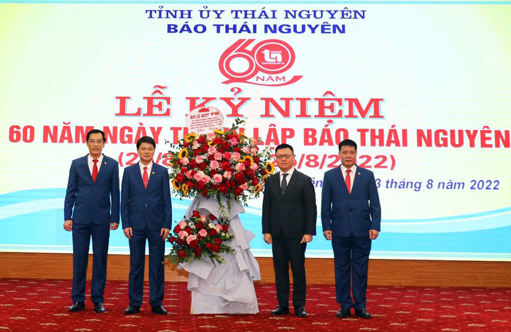 Đồng chí Lê Quốc Minh, Ủy viên Trung ương Đảng, Tổng Biên tập Báo Nhân Dân, Phó Trưởng Ban Tuyên giáo Trung ương, Chủ tịch Hội Nhà báo Việt Nam, tặng hoa chúc mừng Báo Thái Nguyên.