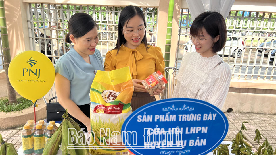 Hội viên phụ nữ huyện Vụ Bản giới thiệu các sản phẩm nông nghiệp sạch, tiêu biểu tại “Ngày phụ nữ khởi nghiệp” năm 2022.