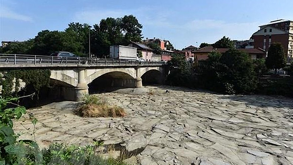 Lòng sông khô hạn do hạn hán, tại Turin, Italy, ngày 17/6/2022. (Ảnh: THX/TTXVN) 