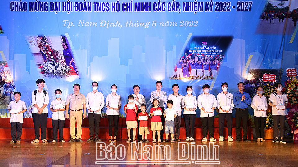 Các đồng chí lãnh đạo Thành phố Nam Định, Tỉnh đoàn trao tặng học bổng “Búp sen hồng” năm 2022 cho học sinh có hoàn cảnh khó khăn.