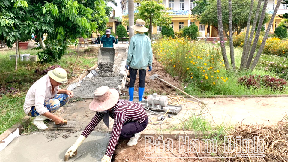 Trường Tiểu học thị trấn Rạng Đông (Nghĩa Hưng) cải tạo vườn thực nghiệm của điểm trường tổ dân phố 9 chuẩn bị cho năm học mới 2022-2023.