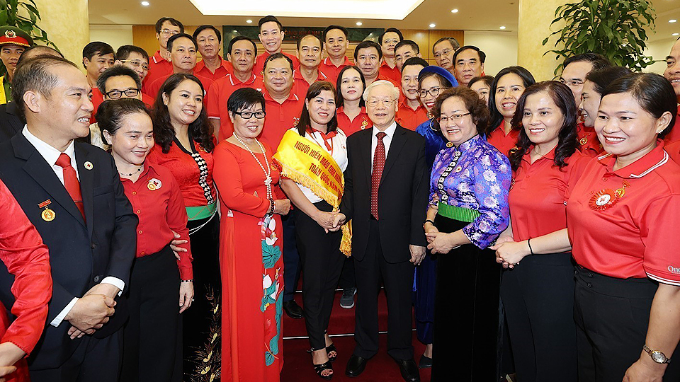 Tổng Bí thư Nguyễn Phú Trọng với đại biểu về dự Đại hội đại biểu toàn quốc Hội Chữ thập đỏ Việt Nam. Ảnh: Trí Dũng - TTXVN