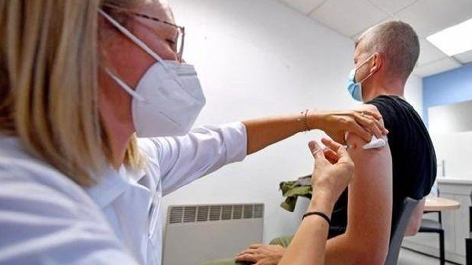 Nhân viên y tế tiêm vaccine phòng đậu mùa khỉ tại điểm tiêm chủng ở Lille, miền bắc Pháp ngày 10/8/2022. (Ảnh: AFP/TTXVN)