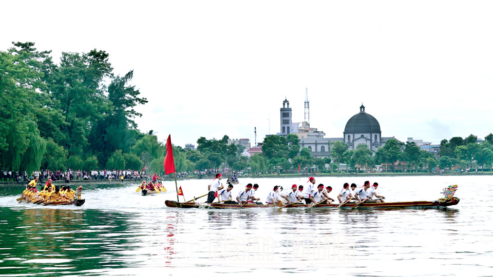 Thi bơi chải trên hồ Vị Xuyên (thành phố Nam Định).