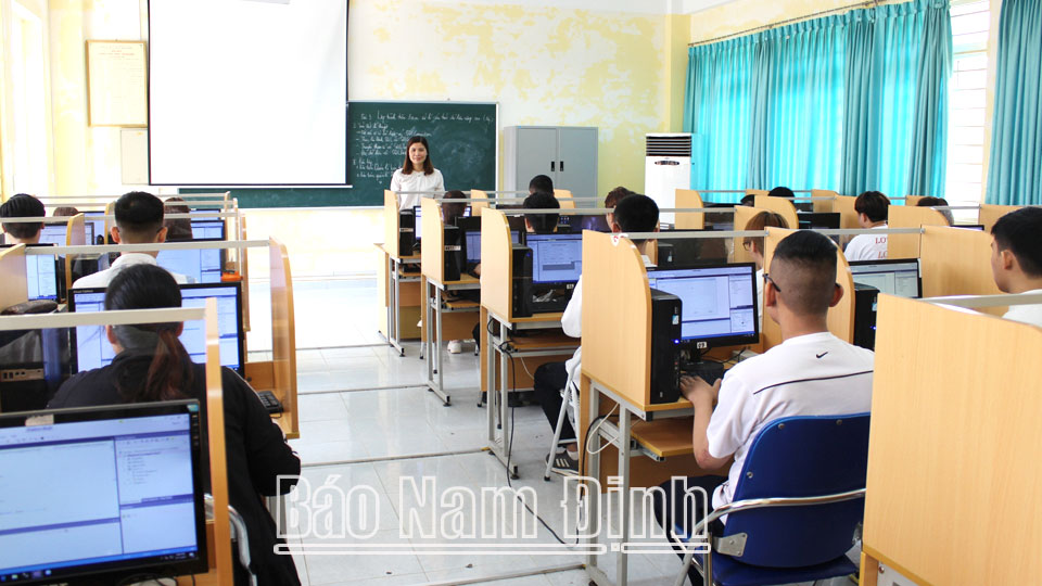 Sinh viên Trường Đại học Sư phạm Kỹ thuật Nam Định trong giờ thực hành tin học.