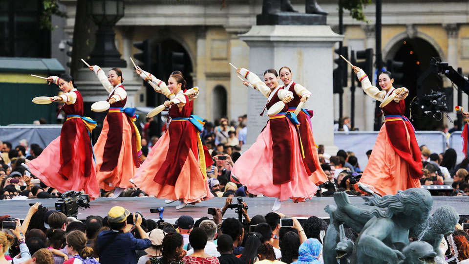 Vũ công Hàn Quốc biểu diễn múa trống truyền thống trên quảng trường Trafalgar, Thủ đô London (Anh).  Ảnh: Tư liệu