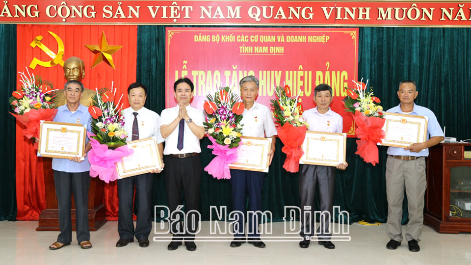 Đồng chí Vũ Hữu Thi, TUV, Bí thư Đảng ủy Khối các Cơ quan và Doanh nghiệp tỉnh trao tặng Huy hiệu 40 năm tuổi Đảng cho các đảng viên.