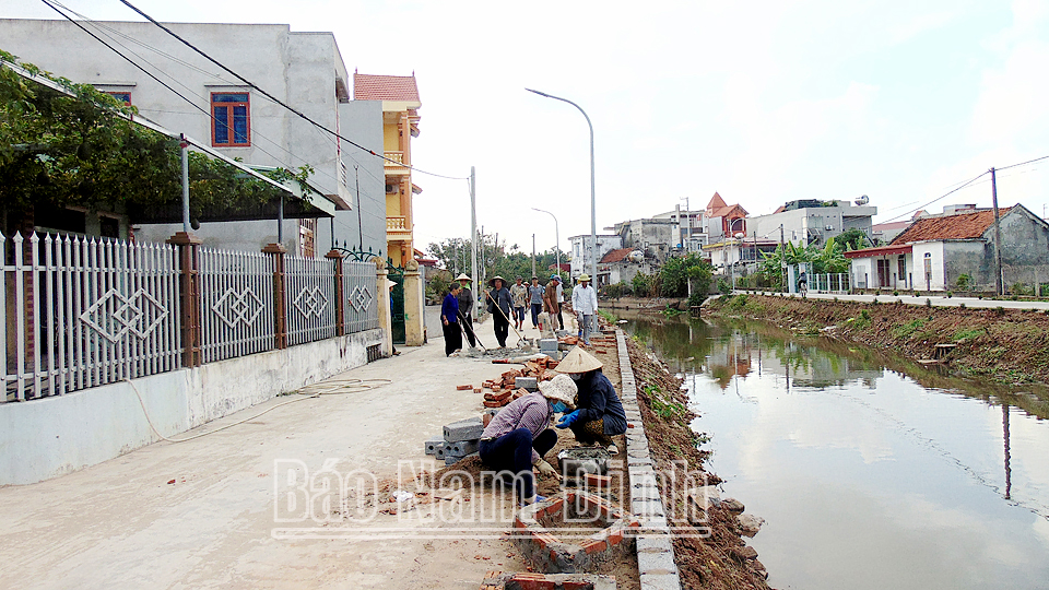 Người dân tổ dân phố Bắc Trung Nam, thị trấn Ninh Cường, làm bồn hoa ven đường trang trí cảnh quan nông thôn mới kiểu mẫu.