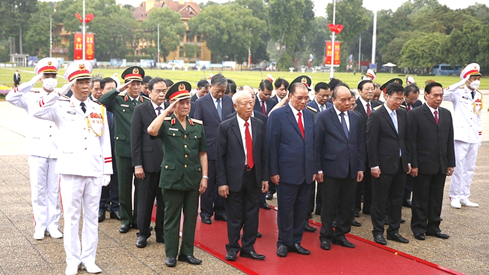 Các đồng chí lãnh đạo bày tỏ lòng biết ơn vô hạn, lòng thành kính tưởng nhớ công lao to lớn của Chủ tịch Hồ Chí Minh đối với sự nghiệp đấu tranh giải phóng dân tộc, thống nhất đất nước - Ảnh: VGP/Nguyễn Hoàng