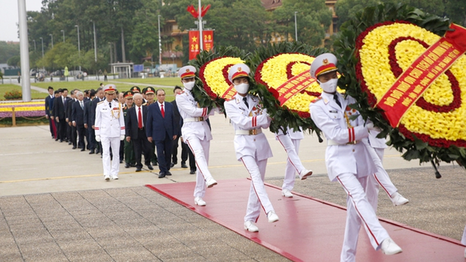 Vòng hoa của Đoàn mang dòng chữ "Đời đời nhớ ơn Chủ tịch Hồ Chí Minh vĩ đại" .  Ảnh: VGP/Nguyễn Hoàng