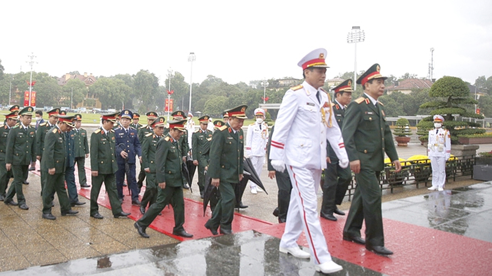 Đoàn đại biểu của Bộ Quốc phòng vào Lăng viếng Chủ tịch Hồ Chí Minh - Ảnh: VGP/Nguyễn Hoàng