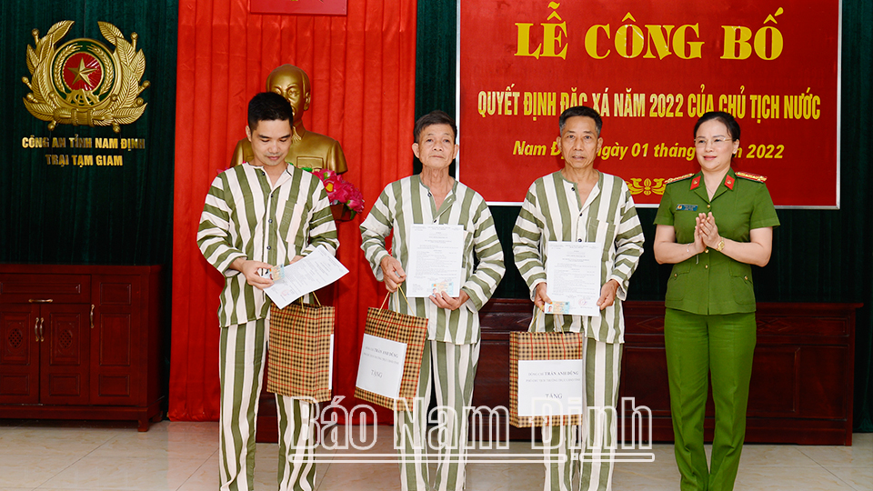 Lãnh đạo Công an tỉnh trao căn cước công dân cho các phạm nhân được đặc xá.