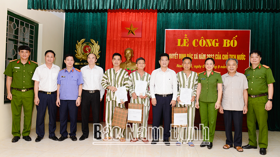 Đồng chí Phó Chủ tịch Thường trực UBND tỉnh Trần Anh Dũng và lãnh đạo các sở, ban, ngành hữu quan của tỉnh chụp ảnh, động viên các phạm nhân được đặc xá sớm tái hòa nhập cộng đồng.