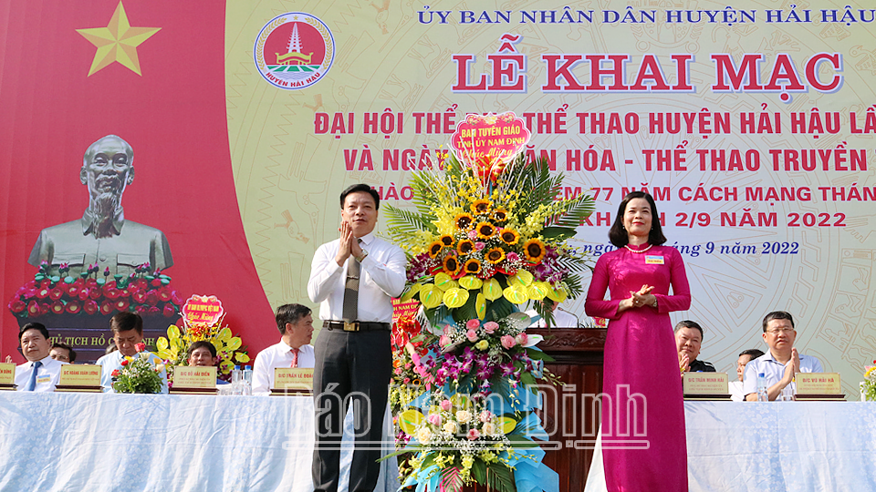 Đồng chí Phạm Thị Thu Hằng, Ủy viên Ban TVTU, Trưởng Ban Tuyên giáo Tỉnh uỷ tặng Đại hội lẵng hoa tươi thắm.