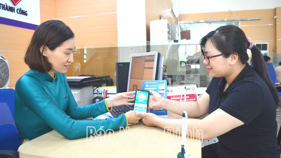 Nhân viên Ngân hàng TMCP Đầu tư và Phát triển Việt Nam Chi nhánh Nam Định tư vấn khách hàng quản lý tài chính cá nhân trên ứng dụng BIDV Smart Banking.
