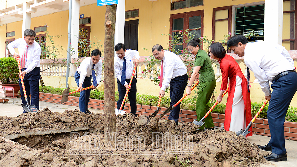 Đồng chí Bí thư Tỉnh ủy Phạm Gia Túc và lãnh đạo Sở Giáo dục và Đào tạo, lãnh đạo huyện Ý Yên trồng cây lưu niệm trong khuôn viên Trường THCS Lê Quý Đôn.