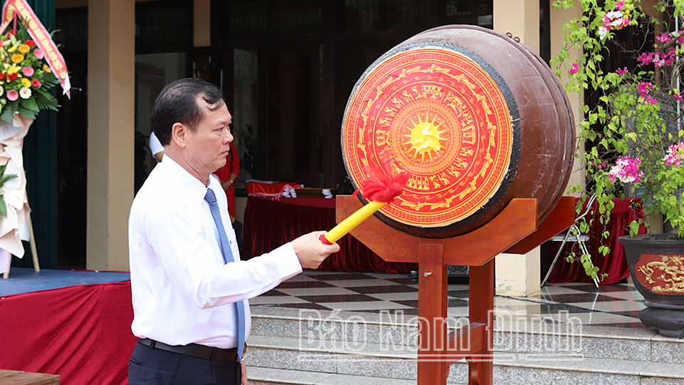 Đồng chí Lê Quốc Chỉnh, Phó Bí thư Thường trực Tỉnh ủy, Chủ tịch HĐND tỉnh, Trưởng đoàn Đoàn đại biểu Quốc hội tỉnh đánh trống khai giảng năm học mới tại Trường THPT Giao Thủy.