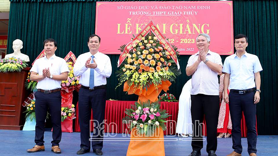 Đồng chí Lê Quốc Chỉnh, Phó Bí thư Thường trực Tỉnh ủy, Chủ tịch HĐND tỉnh, Trưởng đoàn Đoàn đại biểu Quốc hội tỉnh tặng lẵng hoa tươi thắm chúc mừng thầy và trò Trường THPT Giao Thủy nhân dịp năm học mới 2022-2023. 