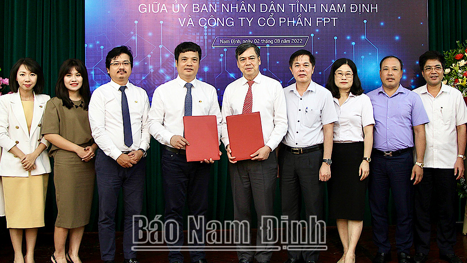 Đồng chí Phó Chủ tịch UBND tỉnh Trần Lê Đoài và Tổng Giám đốc Tập đoàn FPT Nguyễn Văn Khoa ký kết thỏa thuận hợp tác chuyển đổi số đến năm 2025 giữa UBND tỉnh và Công ty Cổ phần FPT.