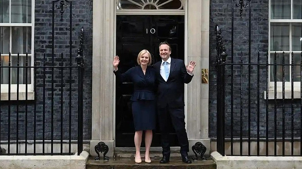 Thủ tướng Anh Liz Truss và Phu quân Hugh O’Leary tại số 10 phố Downing. (Ảnh: EPA) 