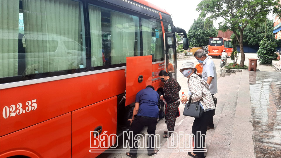 Phục vụ hành khách tuyến cố định Nam Định - Hà Nội tại Bến xe Nam Định.