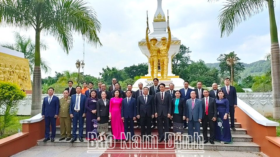 Các đại biểu chụp ảnh lưu niệm tại Tượng đài liên minh đoàn kết chiến đấu Lào - Việt Nam.