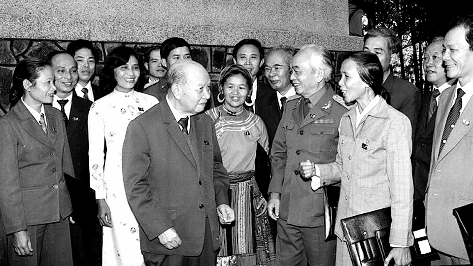 Tổng bí thư Trường Chinh, Đại tướng Võ Nguyên Giáp gặp gỡ các đại biểu dự Đại hội.