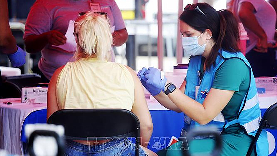 Nhân viên y tế tiêm vaccine phòng bệnh đậu mùa khỉ cho người dân tại New Orleans, Mỹ, ngày 13/8/2022. Ảnh: THX/TTXVN