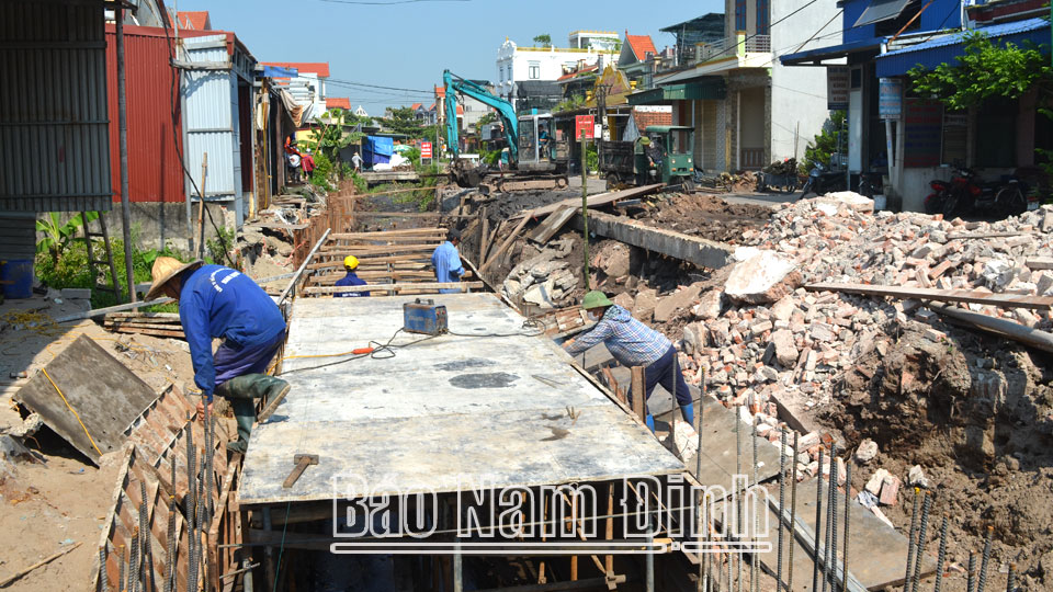 Thi công cống hộp hoá kênh mương đường trục chính xã Hải Minh (Hải Hậu).