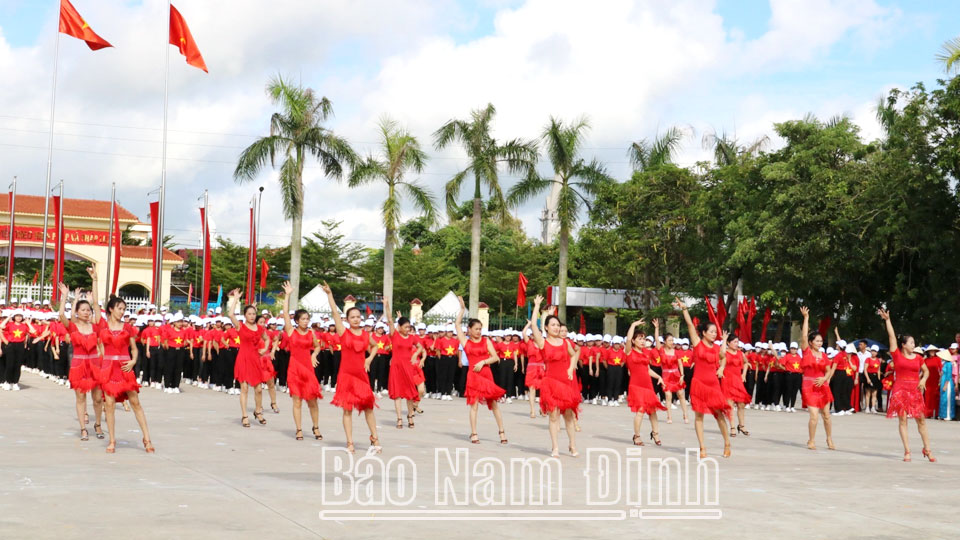 Hội viên phụ nữ huyện Nam Trực tham gia biểu diễn tiết mục khiêu vũ thể thao tại Đại hội Thể dục thể thao huyện Nam Trực lần thứ IX, năm 2022.