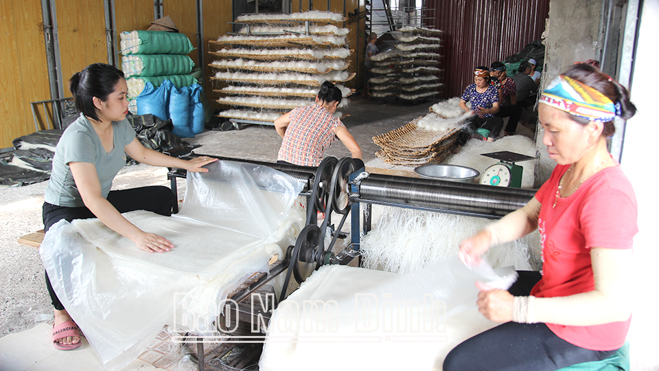 Cơ sở sản xuất bánh đa Dũng Trang, xã Nghĩa Sơn tạo việc làm cho hàng chục lao động địa phương.