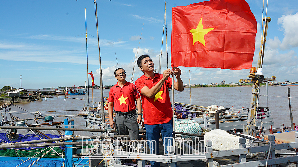 Ngư dân Phạm Văn Tình, xóm Trung Châu, xã Hải Chính (Hải Hậu) treo cờ Tổ quốc.