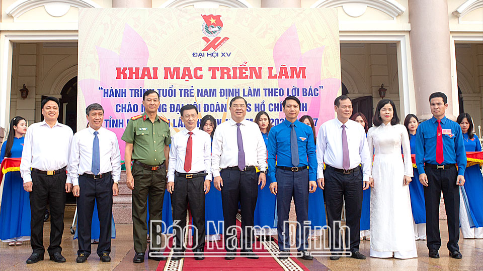 Các đồng chí lãnh đạo tỉnh chụp ảnh lưu niệm tại Đại hội Đại biểu Đoàn TNCS Hồ Chí Minh tỉnh lần thứ XB, nhiệm kỳ 2022-2027. Ảnh: Viết Dư
