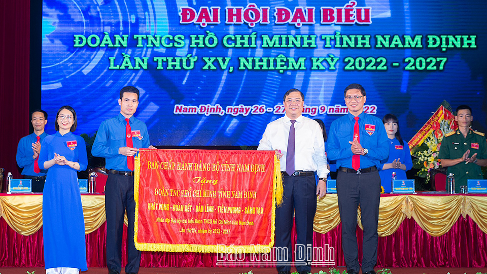 Đồng chí Bí thư Tỉnh ủy Phạm Gia Túc tặng Đại hội bức trướng của BCH Đảng bộ tỉnh mang dòng chữ  