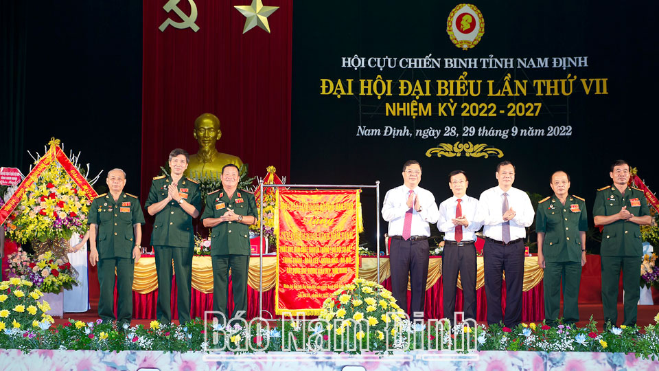 Các đồng chí Thường trực Tỉnh ủy tặng Đại hội Bức trướng của BCH Đảng bộ tỉnh mang dòng chữ 