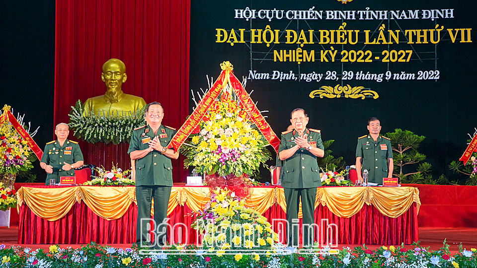 Thượng tướng Nguyễn Văn Được, Bí thư Đảng Đoàn, Chủ tịch Hội CCB Việt Nam tặng Đại hội lẵng hoa tươi thắm.
