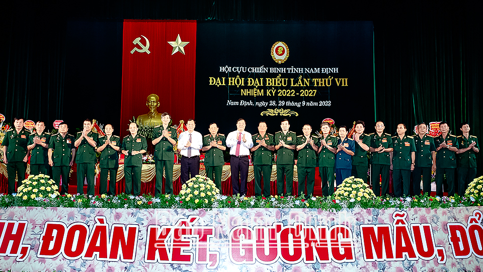Các đồng chí lãnh đạo tỉnh và Trung ương Hội CCB Việt Nam chúc mừng Ban chấp hành Hội CCB tỉnh lần thứ VII, nhiệm kỳ 2022-2027.