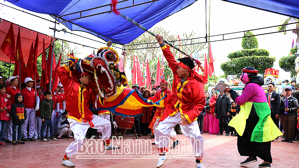 Múa sư tử trong lễ hội Đình Ruối, xã Yên Nghĩa.