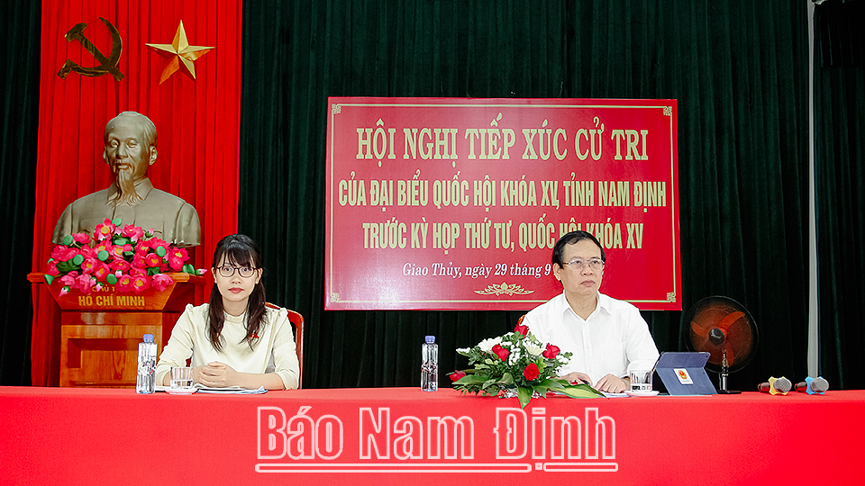 Các đại biểu Quốc hội tiếp xúc cử tri huyện Giao Thủy.