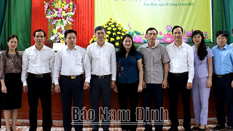Đồng chí Trần Lê Đoài, TUV, Phó Chủ tịch UBND tỉnh, Trưởng Ban Chỉ đạo xây dựng xã hội học tập tỉnh Nam Định cùng các đại biểu dự buổi lễ